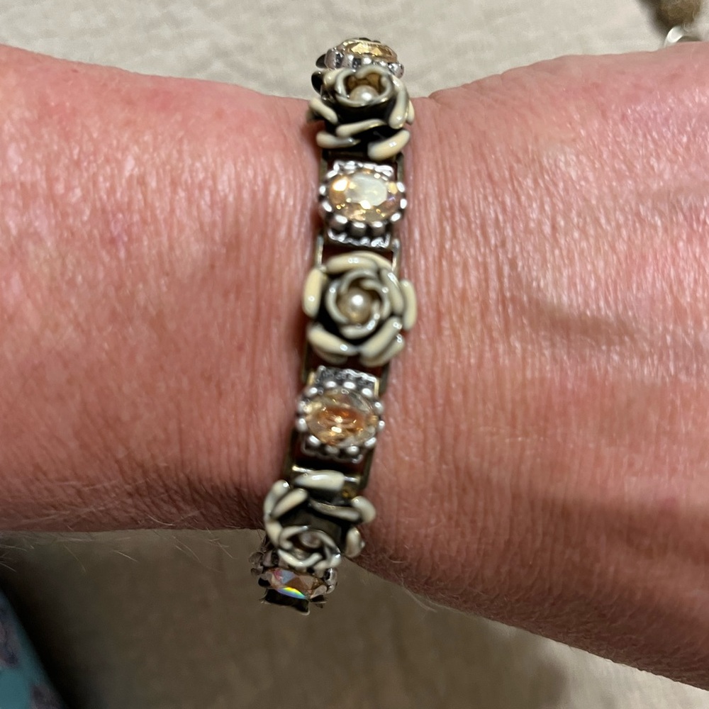 Elegant Gold and Cream Floral Bracelet